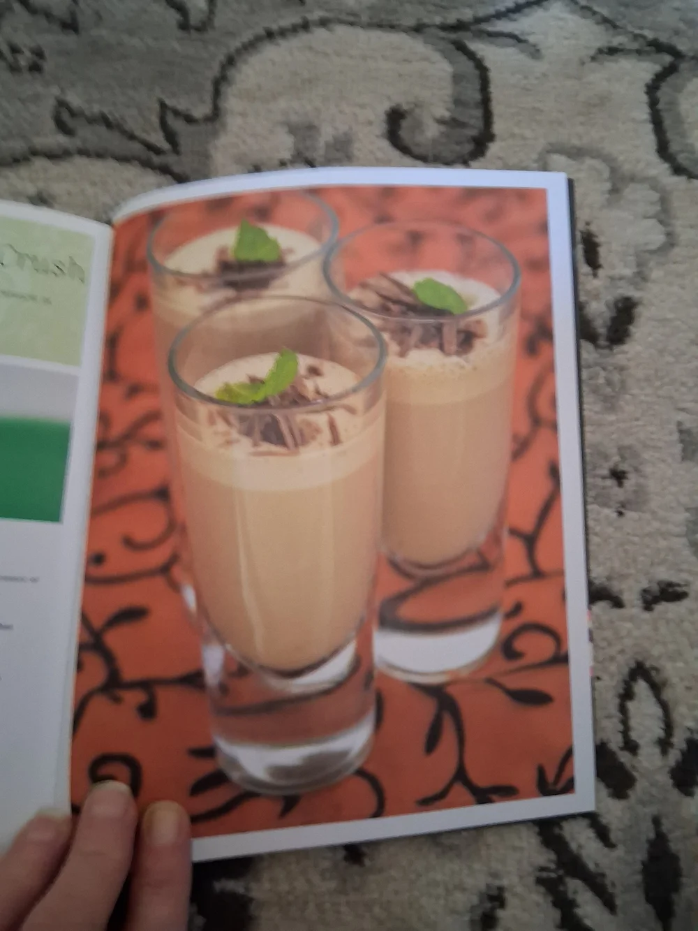 100 Best Smoothies & Juices Cookbook - Pink Cover